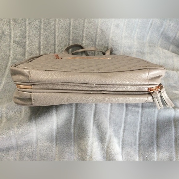 Ms Lovely Quilted PU Leather Toiletry Bag Light Gray with Rose Gold Hard… - Picture 4 of 8